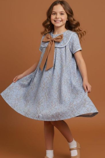 صورة فستان سماوي بفينكة كبيره على الصدر